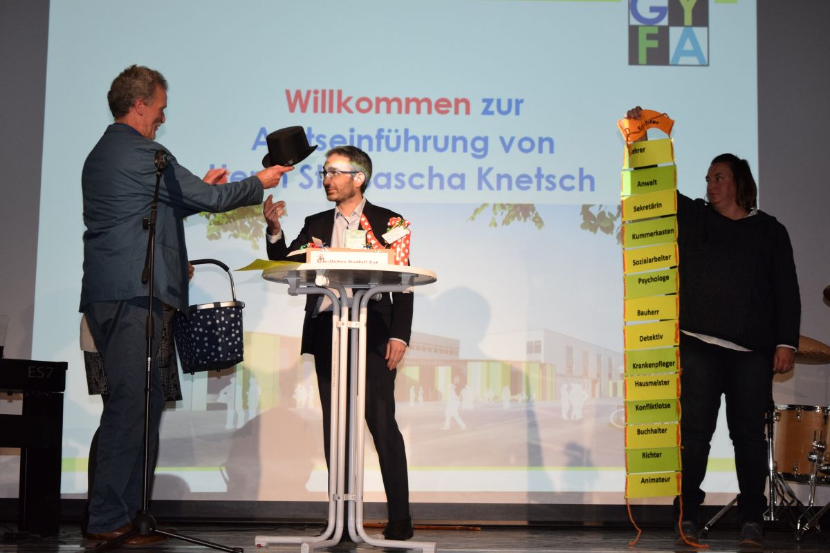 Herr-Czubba-überreicht-den-Hut