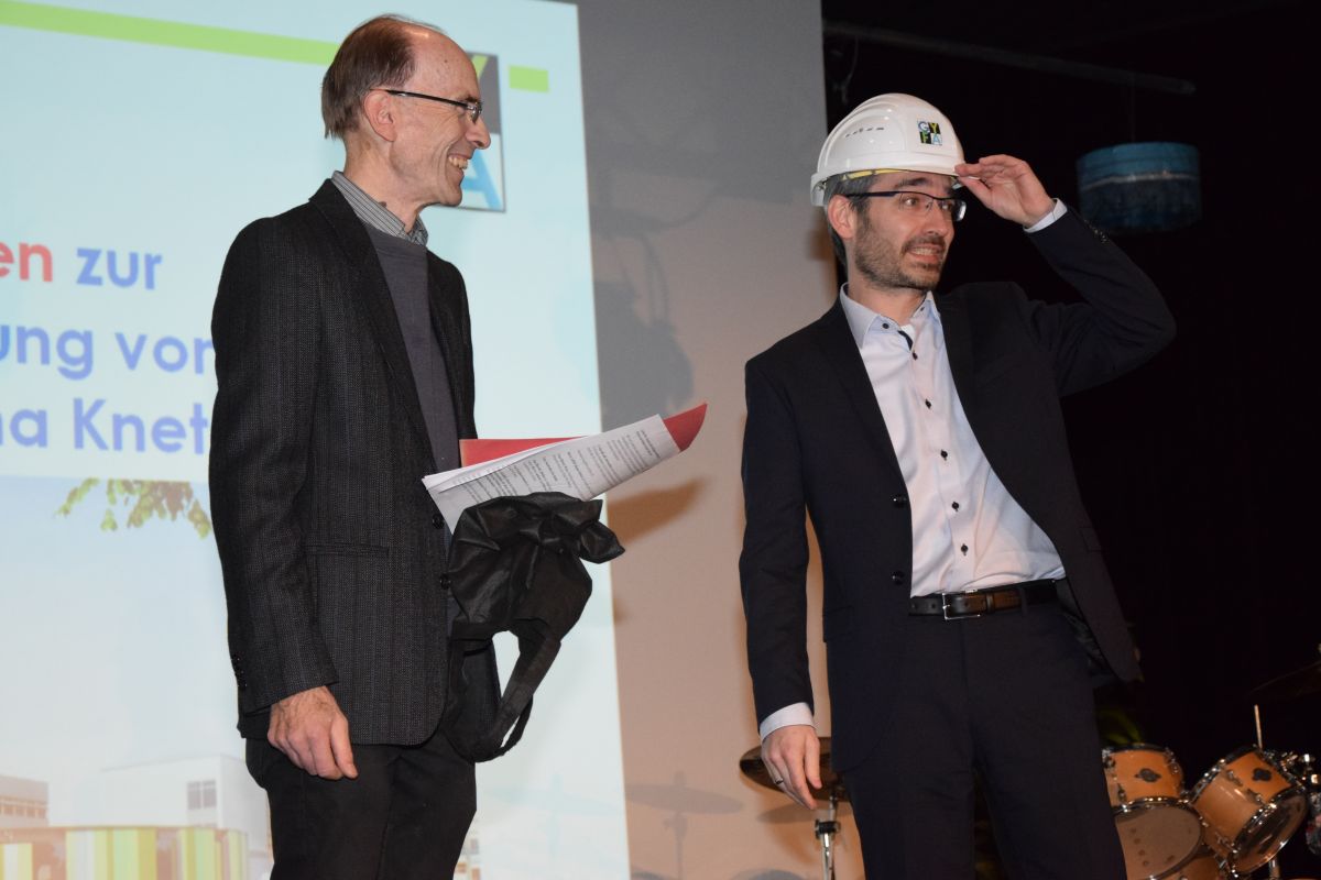 Herr-Nehls-überreicht-den-Helm