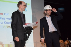 Herr-Nehls-überreicht-den-Helm